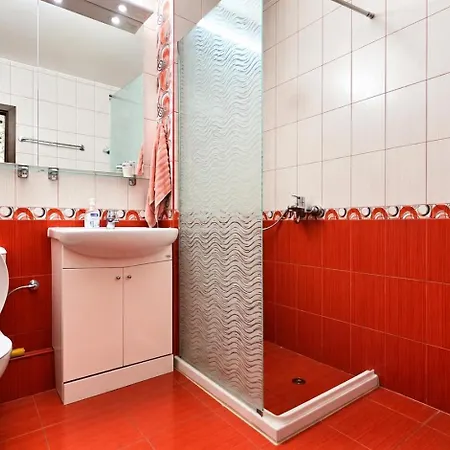 1br W/ Pools & Free Parking | Walk To Apartment