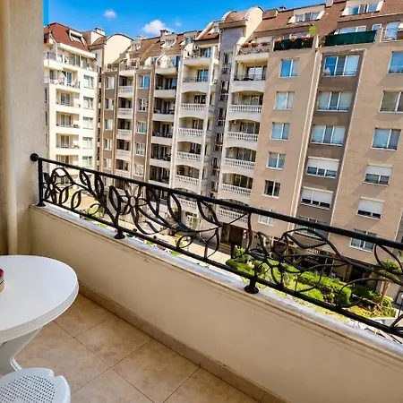 Apartment 1br W/ Pools & Free Parking | Walk To